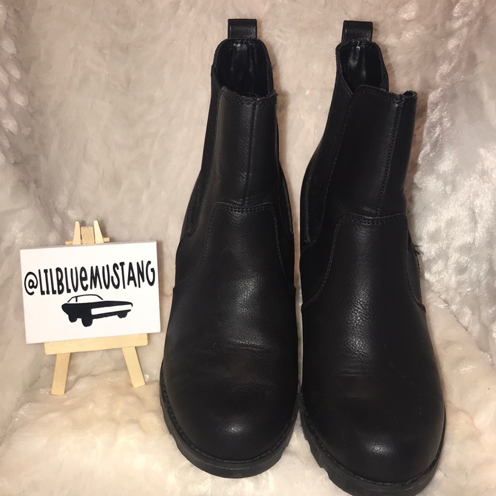 UNIVERSAL THREAD GOODS CO. Booties